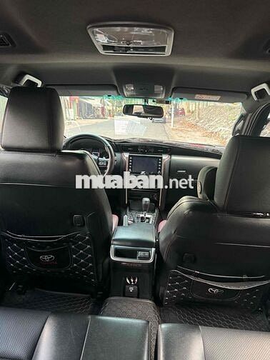 Toyota Fortuner Legender Trắng 7 chỗ