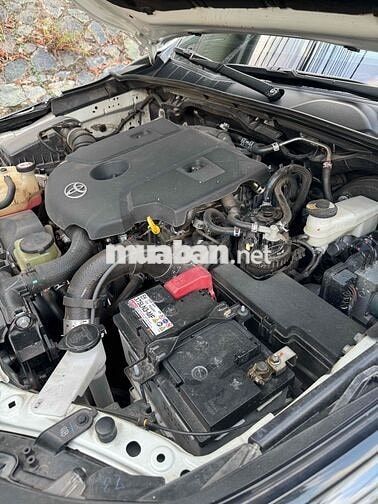 Toyota Fortuner Legender Trắng 7 chỗ