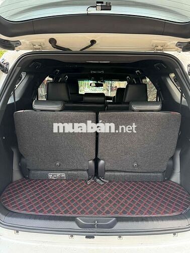 Toyota Fortuner Legender Trắng 7 chỗ