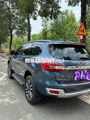 Ford Everest Titanium 7 chỗ Xanh