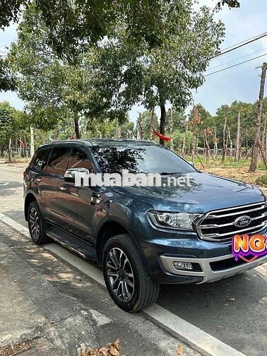 Ford Everest Titanium 7 chỗ Xanh