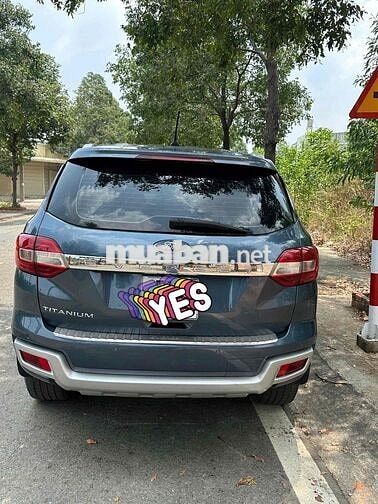 Ford Everest Titanium 7 chỗ Xanh