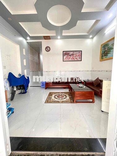 Nhà 3pn 2wc đậu oto trong sân gần lộ 40m