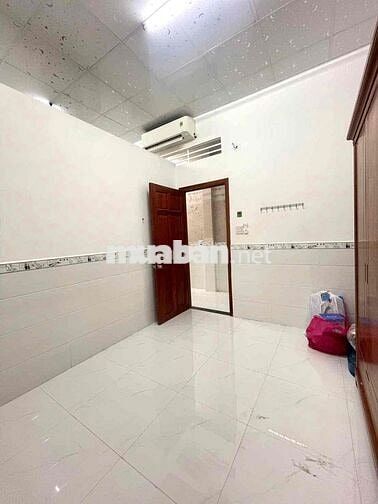 Nhà 3pn 2wc đậu oto trong sân gần lộ 40m
