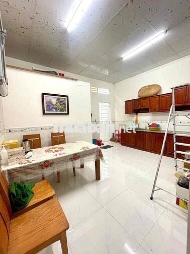 Nhà 3pn 2wc đậu oto trong sân gần lộ 40m