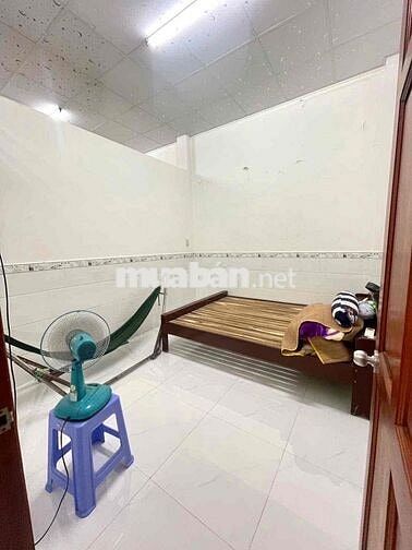 Nhà 3pn 2wc đậu oto trong sân gần lộ 40m