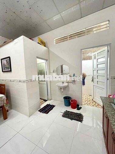Nhà 3pn 2wc đậu oto trong sân gần lộ 40m