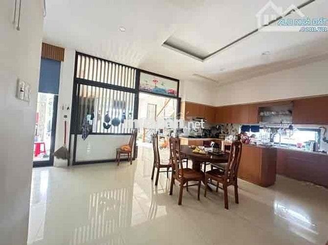 Bán Biệt Thự - 250m2 đất - Nguyễn Đình Thi