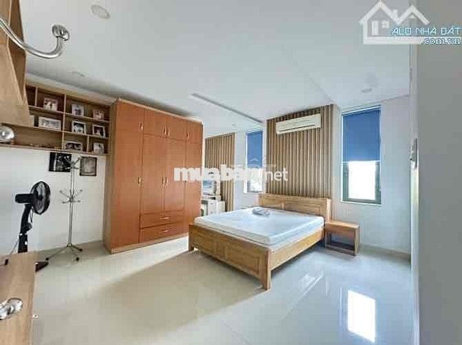 Bán Biệt Thự - 250m2 đất - Nguyễn Đình Thi