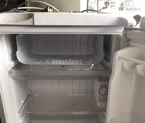 Dọn trọ về quê cần bán tủ lạnh mini 90l giá rẻ cho anh chị nào cần