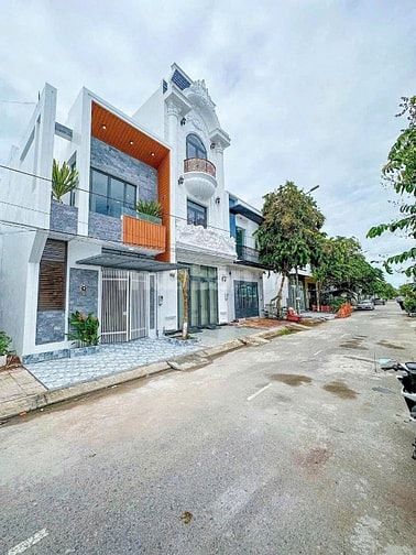 VietBank thanh lí phát mãi căn nhà 1 trệt , 1 lầu ngay KDC Bình Hưng .
