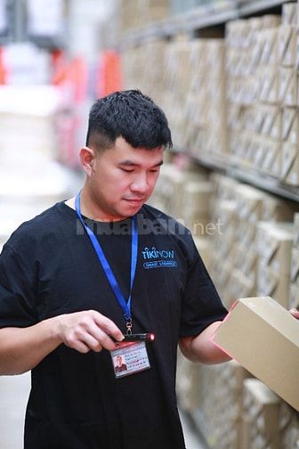Nhân viên xử lý đơn hàng kho Tiki