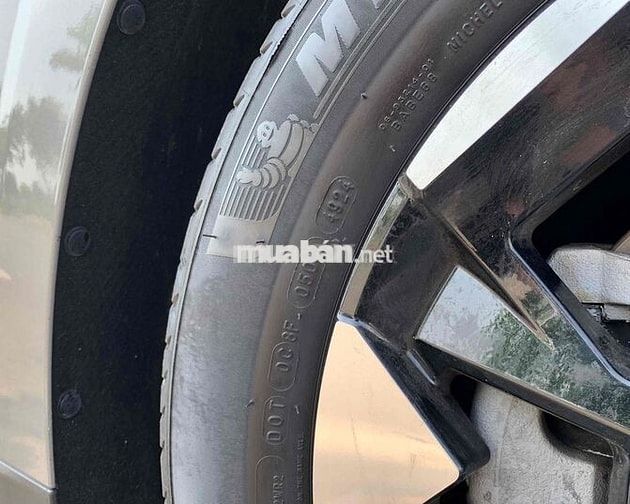Carnival 2025 Signature rẻ hơn xe mới gần 200tr