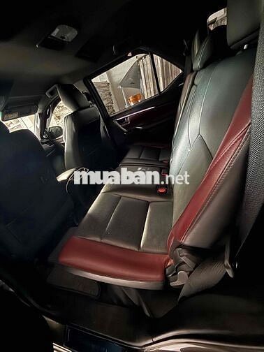 Toyota Fortuner 7 chỗ màu Đồng
