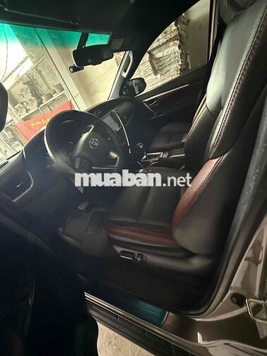 Toyota Fortuner 7 chỗ màu Đồng