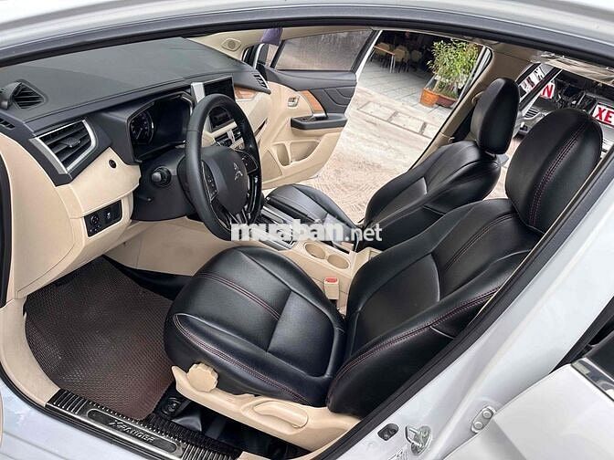 Mitsubishi Xpander Trắng 7 chỗ