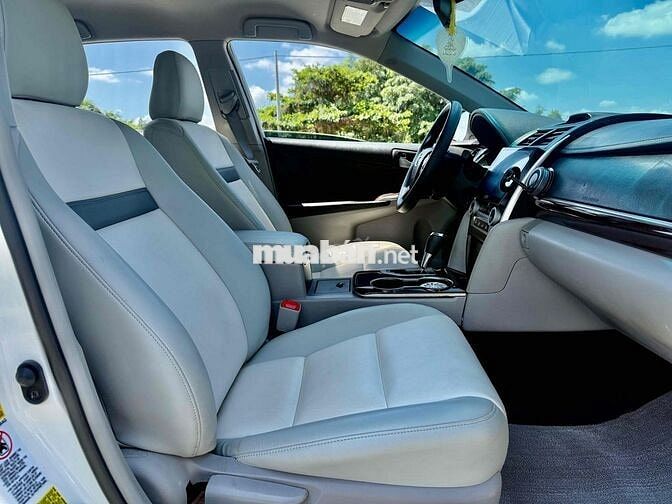 Toyota Camry 2.5 XLE Trắng