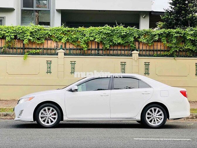 Toyota Camry 2.5 XLE Trắng