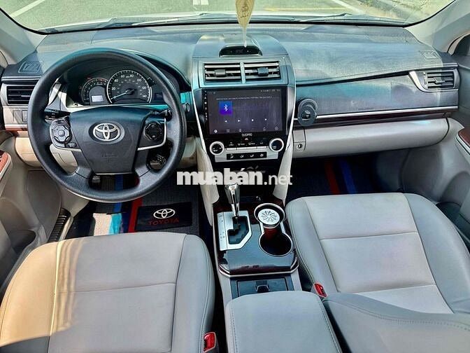 Toyota Camry 2.5 XLE Trắng