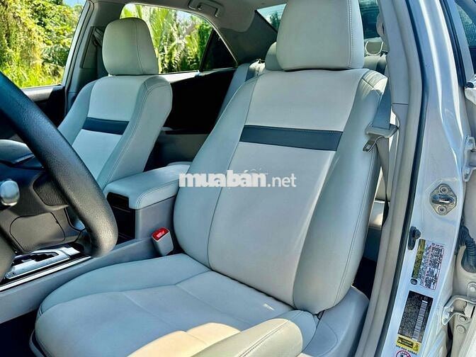 Toyota Camry 2.5 XLE Trắng