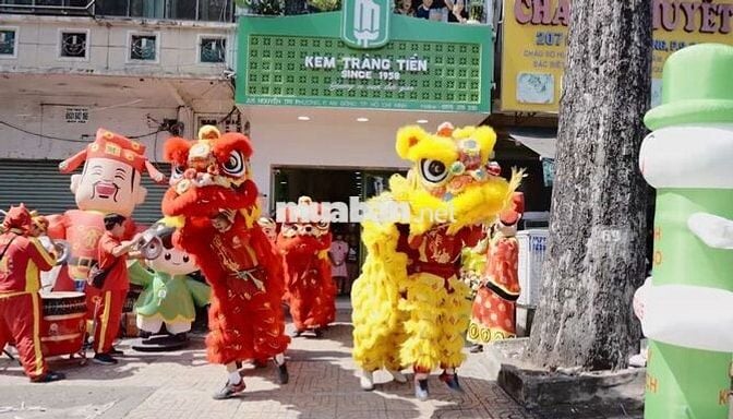 Nhân viên cửa hàng kem trà sữa pha chế/thu ngân