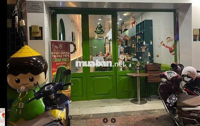 Nhân viên cửa hàng kem trà sữa pha chế/thu ngân