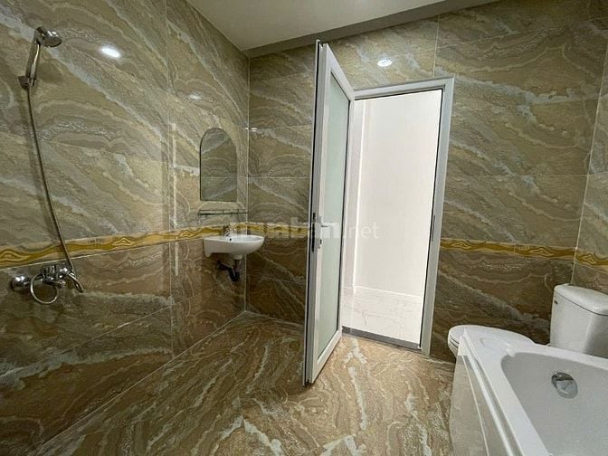 Cho thuê nhà mặt tiền Ngô Gia Tự, Q.10, 4x22m, NH 6m, 5 lầu, thang máy