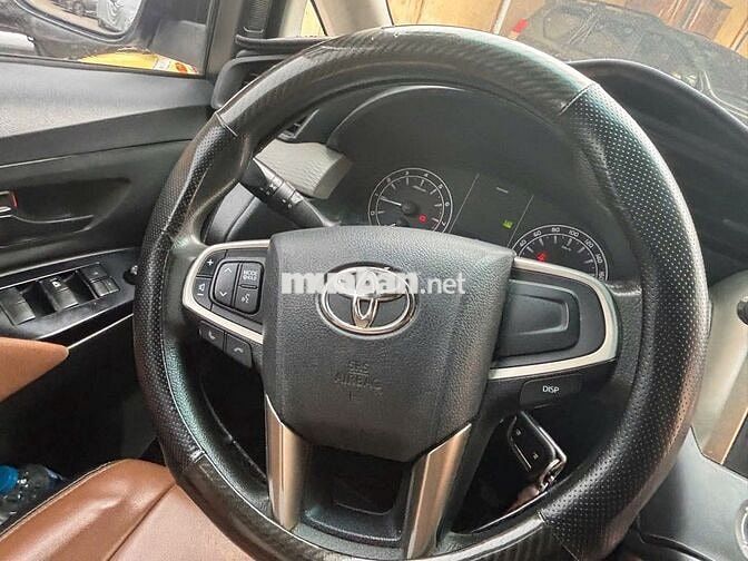 Toyota Innova Trắng 7 chỗ