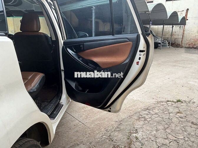 Toyota Innova Trắng 7 chỗ
