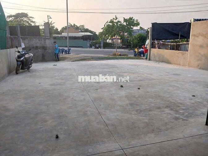 Nhà xưởng mặt tiền giá thơm như mít