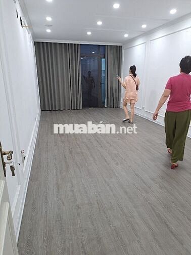 Nhà mặt phố Trần Quốc Hoàn - 50m2 x 6 tầng 1 hầm, thông sàn, Thang máy