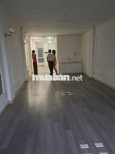 Nhà mặt phố Trần Quốc Hoàn - 50m2 x 6 tầng 1 hầm, thông sàn, Thang máy