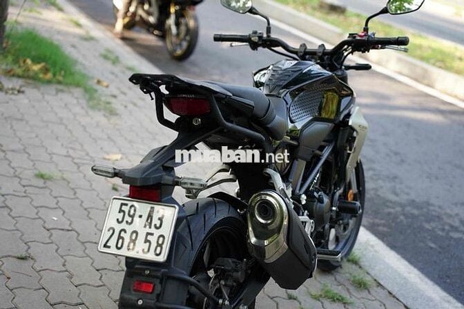 😁😊Honda CB300R Đen biển sg 26858 . xe đẹp odo thấp