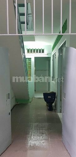 CC bán nhà 5 phòng có toilet riêng Bùi Viện, Q.1 đang cho thuê 20tr