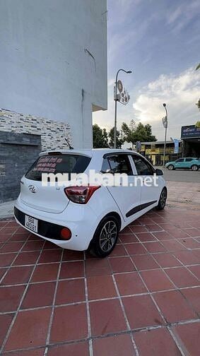 Hyundai Grand i10 Trắng AT gia đình bản phum