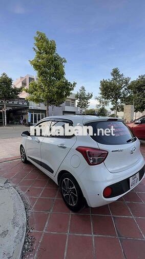 Hyundai Grand i10 Trắng AT gia đình bản phum
