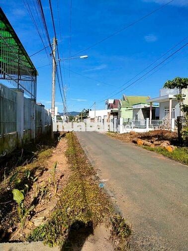 Nhà rộng thoáng an ninh ngay khu dân cư