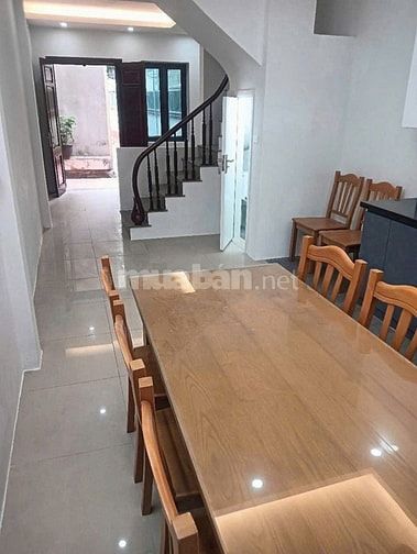Bán nhà Phạm Văn Đồng, 5 tầng, Dt: 36m, gần phố, oto đỗ cổng, ở ngay
