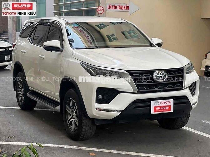 Toyota Fortuner 2023 2.4 MT Trắng