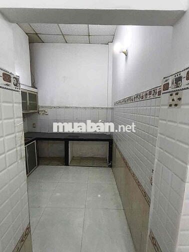 Nhà cấp 4 sân rộng 64m2 hẻm xe hơi giá 4 triệu