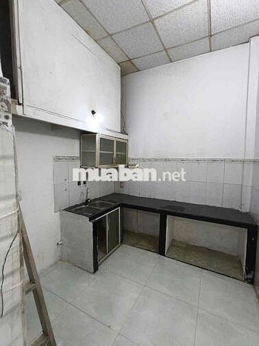Nhà cấp 4 sân rộng 64m2 hẻm xe hơi giá 4 triệu