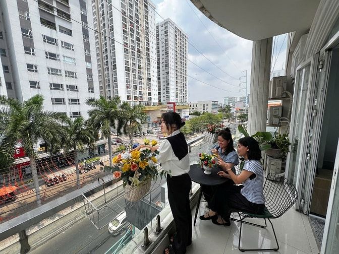 VĂN PHÒNG CÓ BAN CÔNG THÔNG THOÁNG SẴN 05 BÀN GHẾ TRỌN GÓI 4,5 TRIỆU