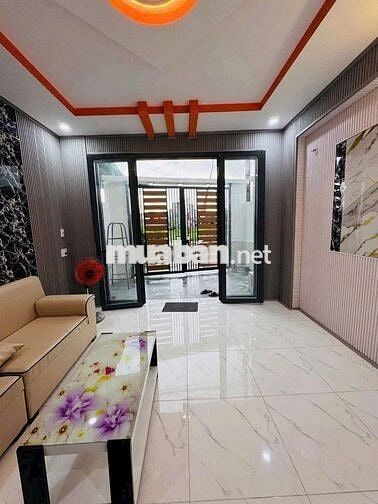 Bán nhà sổ hông  riêng xe hơi ngũ trong nhà