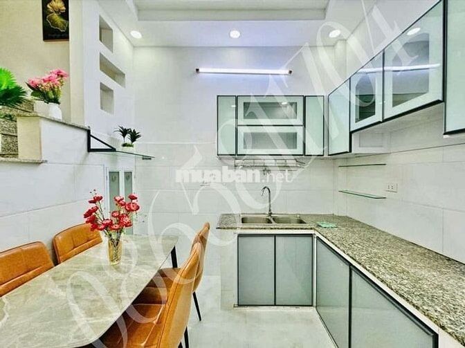 Bán Nhà Q8 trên đường Phạm Thế Hiển DT 18m2!