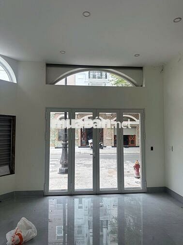 Chính chủ bán gấp căn góc nhà phố Icon Central ngay cổng chào ra vào