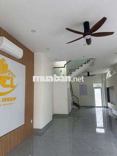 Chính chủ bán gấp căn góc nhà phố Icon Central ngay cổng chào ra vào
