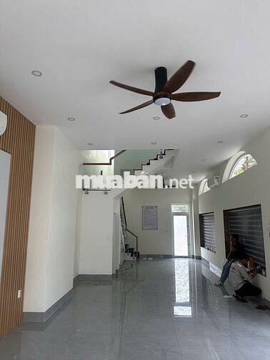 Chính chủ bán gấp căn góc nhà phố Icon Central ngay cổng chào ra vào