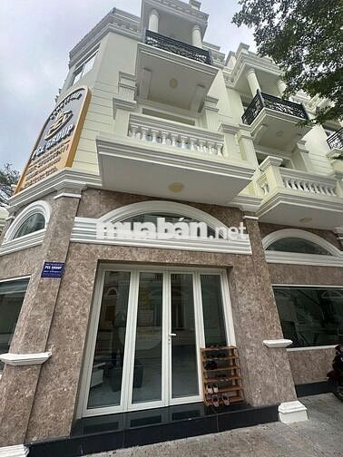 Chính chủ bán gấp căn góc nhà phố Icon Central ngay cổng chào ra vào