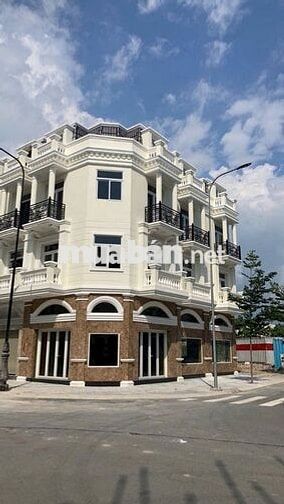 Chính chủ bán gấp căn góc nhà phố Icon Central ngay cổng chào ra vào