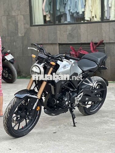 Honda CB150R màu Bạc